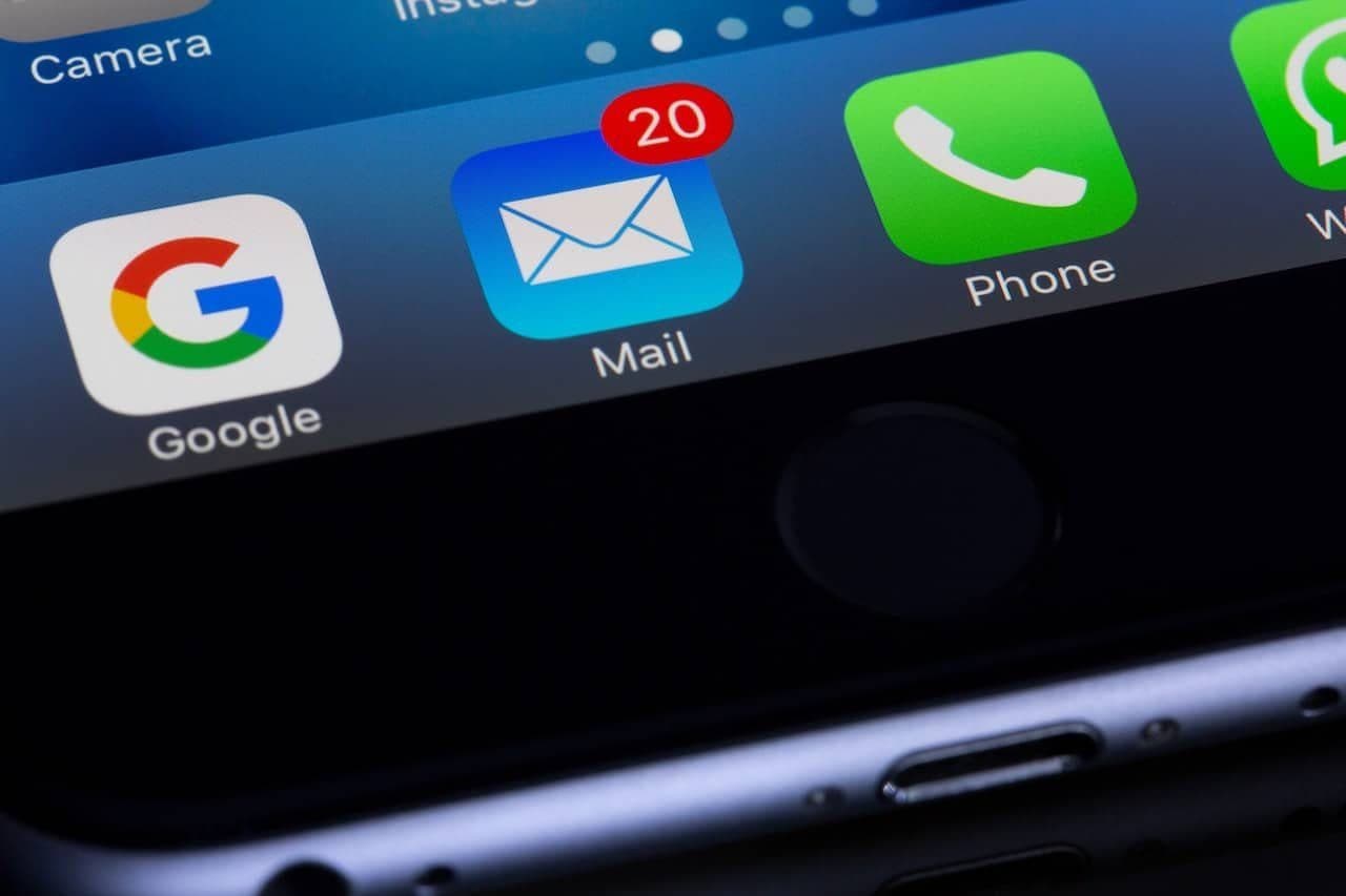 Smartphone screen showing the Mail app icon with 20 unread notifications